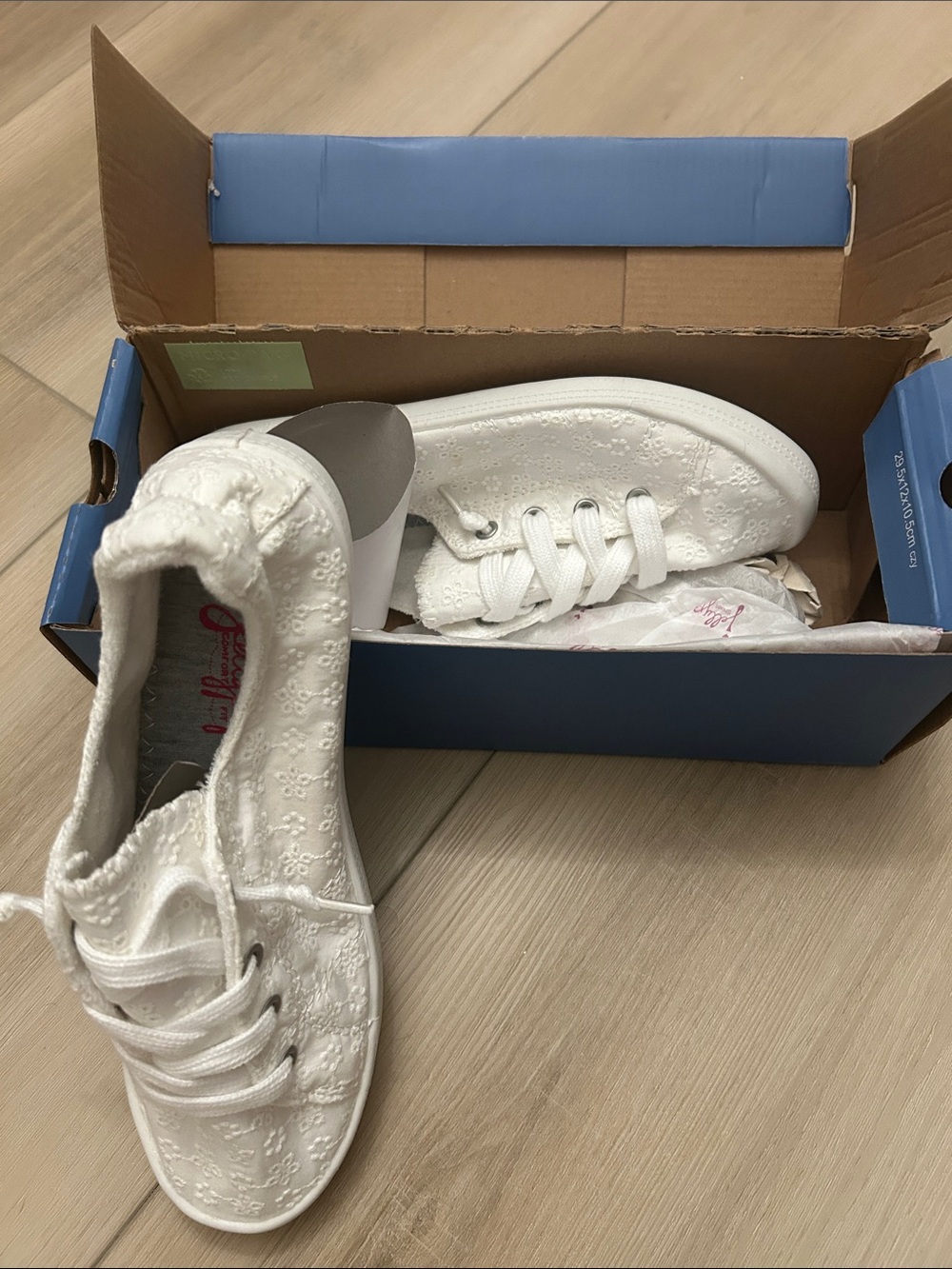 Jellypop White Lace-Embroidered Casual Flats